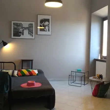 Vista Tra I Tetti Ed Il Mare *